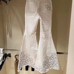Free people white flare jeans with star details! Never worn, size 27!